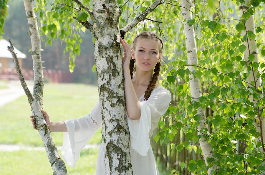 Women in Slavic costumes in Peshawar