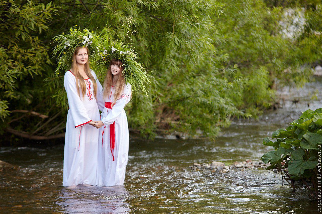 Women in Slavic costumes in Peshawar