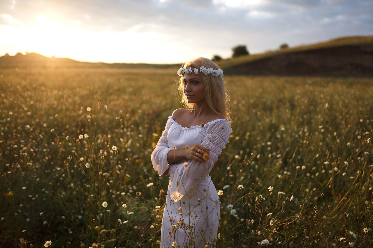 Girls in Slavic costumes in Peshawar